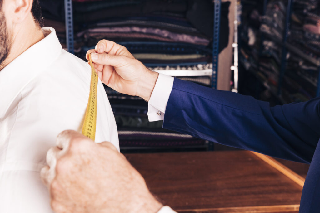 primer-plano-mano-disenador-moda-tomando-medidas